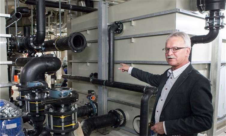 Ahr-Thermen-Geschäftsführer Maternus Fiedler überwacht die Sanierungsarbeiten an der Whirlpool-Anlage im Keller des Bades. JOST
