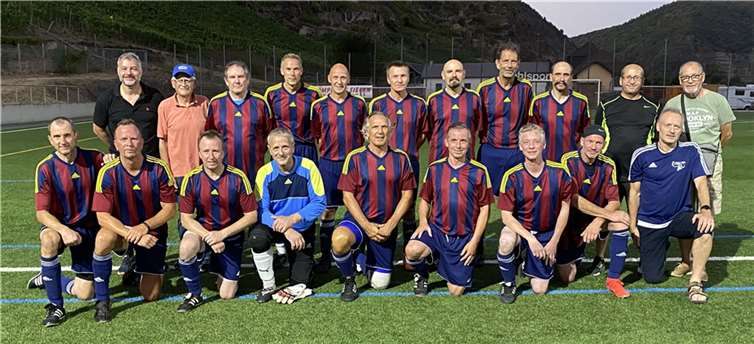 Ahr Vizemeister 2022: Stehend von l. n. r.: Hans-Georg Unkelbach, Obmann Josef Ibs, Werner Hoffmann, Markus Homberg, Thorsten Barkholz, Torsten Brehm, Richard Fuchs, Jürgen Werf, Reiner Kurth, Harry Kruppe, Addy Jüsgen; Knieend v. l. n. r.: Thomas Schütz, Bernhard Dierschke, Frank Buska, Gerd Klapperich, Alfons Schmidt, Stephan Prangenberg, Dirk Meier, Martin Scheu, Trainer Thomas Retterath.00Ü50 Ahr Vizemeister 2022Stehend von l. n. r.: Hans-Georg Unkelbach, Obmann Josef Ibs, Werner Hoffmann, Markus Homberg, Thorsten Barkholz, Torsten Brehm, Richard Fuchs, Jürgen Werf, Reiner Kurth, Harry Kruppe, Addy Jüsgen;Knieend v. l. n. r.: Thomas Schütz, Bernhard Dierschke, Frank Buska, Gerd Klapperich, Alfons Schmidt, Stephan Prangenberg, Dirk Meier, Martin Scheu, Trainer Thomas Retterath. Fotos: privat