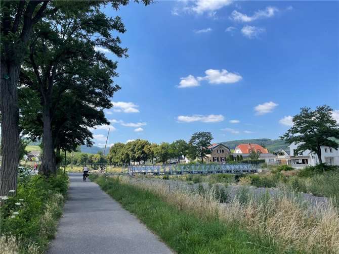 Ahr und Ahrufer in Bachem.  Foto: ROB