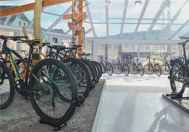 AhrBIKE bietet eine große Auswahl namhafter Marken aus dem Fahrrad- und E-Bike-Sektor.