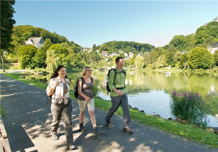 AhrSteig-Wanderer am Blankenheimer Weiher. D. Ketz / www.ahrtal.de