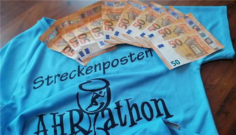 Ahrathon und Lottostiftung spenden 1.000 Euro für das Ehrenamt.Foto: privat