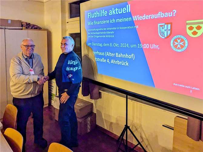 Ahrbrücks Ortsbürgermeister Guido Galle (re.) bedankte sich für den rund eineinhalbstündigen Vortrag und das Engagement von Gerold Sprenger, der auch eine kleine Gruppe fachgerecht mit Elan informierte.  Foto: Thorsten Trütgen / VG Altenahr