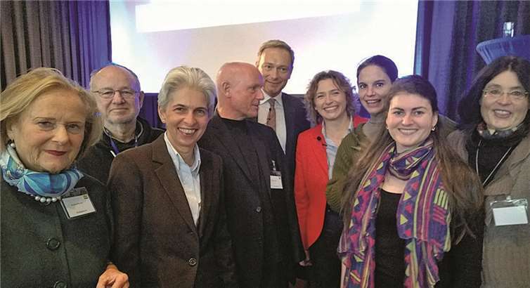 Ahrkreis-Liberale diskutierten die Zukunftsstrategie mit dem Bundesvorstand der FDP (v.l.):Amelie Reinke aus Remagen, Josef Gellnar aus Bad Neuenahr-Ahrweiler, Marie-Agnes Strack-Zimmermann aus Düsseldorf, Ulrich van Bebber aus Bad Breisig, Christian Lindner (M.), Nicola Beer (4.v.l.), Christina Steinheuer aus Grafschaft, Jasmin Wexler aus Remagen und Brigitte Schmickler aus Sinzig.privat