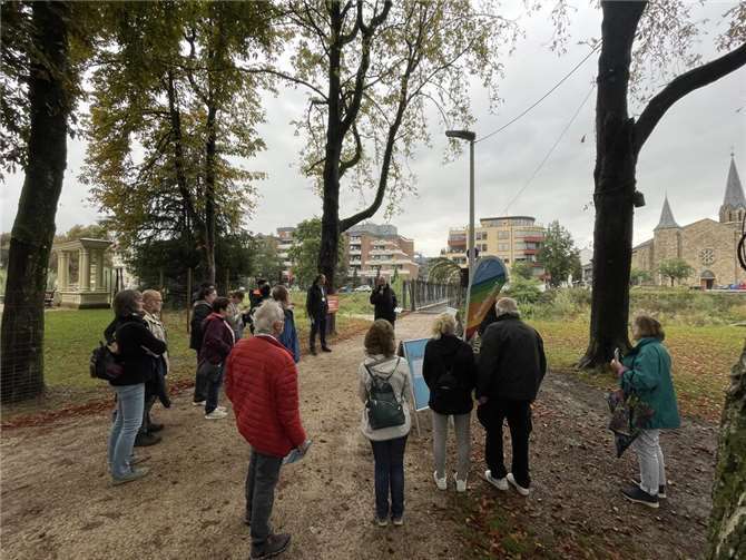 Ahrtal-Express brachte interessierte Gäste zu den Neubauprojekten.  Foto: AMG / Katharina Herrscher