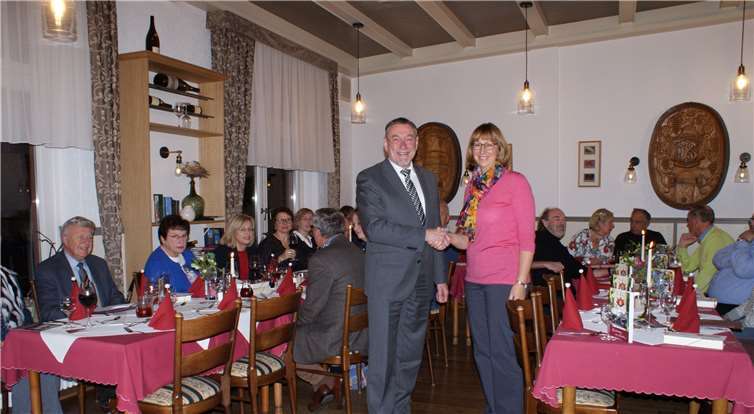 Ahrtal-Tourismus-Geschäftsführer Andreas Wittpohl bedankt sich bei der Vorsitzenden des Ahrtal-Gästeführer e. V., Frau de Winne, und vielen Gästeführerinnen und Gästeführern. Privat