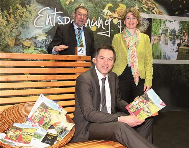 Ahrtal-Tourismus-Geschäftsführer Andreas Wittpohl und RPT-Geschäftsführer Dr. Achim Schloemer informierten Ministerin Eveline Lemke bei ihrem Messerundgang über die aktuellen Projekte im Ahrtal. privat