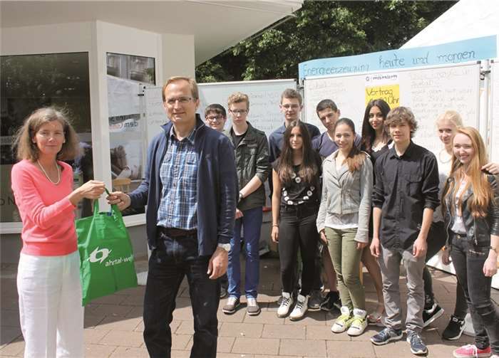 Ahrtal-Werke-Geschäftsführerin Susanne Strauch lobte die wissenschaftliche Arbeit der Schüler, die von Physiklehrer Carsten Wickenhäuser unterstützt wurden. privat