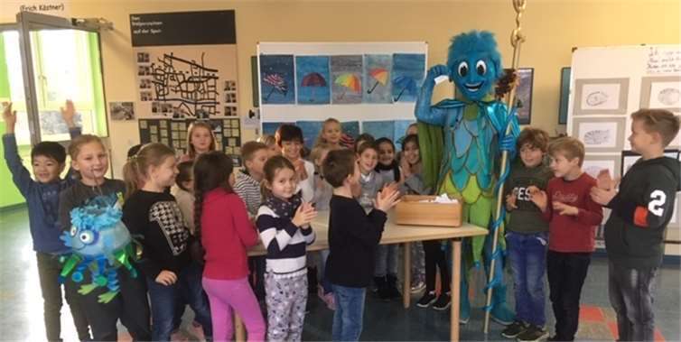 Ahrvin bei der Ziehung des Hauptpreises in der Grundschule Bad Neuenahr. Privat