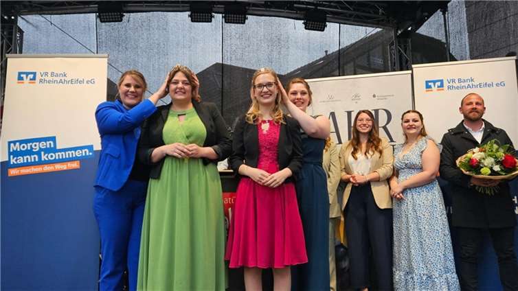 Ahrweibkönigin Annabell Stodden (links) mit Ahrweinprinzessin Laura Nietgen. Foto: DU