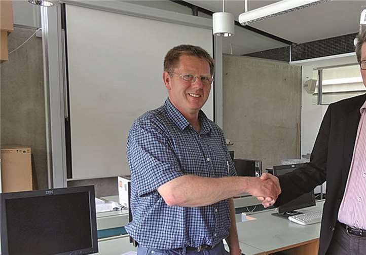 Ahrweiler. Schulleiter Reiner Meier begrüßt Ralf Hacker als neuen technischen Schulassistenten am Peter-Joerres-Gymnasium (PJG) Ahrweiler. Ralf Hacker tritt die Nachfolge von Dieter Becker an, der nach mehr als 40 Arbeitsjahren am PJG Ende Mai in den wohlverdienten Ruhestand getreten ist. privat