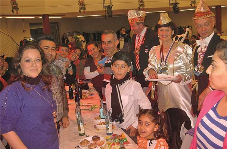 Ahrweiler. Vor dem Hintergrund der Flüchtlingssituation syrischer Kinder und Familien setzte die AKG ein Zeichen und hat zur Kindersitzung syrische Kinder in Begleitung Ihrer Eltern eingeladen.Vermittelt wurden die Familien über die Caritas. Erfreulicherweise sind etwa ein Dutzend Kinder und einige Eltern der Einladung gefolgt. Der Eintritt war frei, ebenso die Verpflegung. Die Getränke stiftete r Lieferant Getränke Fisang. Neben Tollität Prinzessin Rita wurden die Gäste auch vom neu proklamierten Kinderdreigestirn begrüßt. Insgesamt fand die Aktion große Aufmerksamkeit, auch seitens der Besucher aus dem Bonner Raum. Hier will man dem guten Beispiel folgen. privat