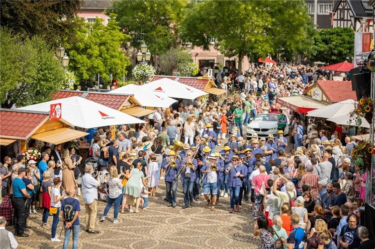 Ahrweiler Weinwochen mit traditionellem Festumzug.