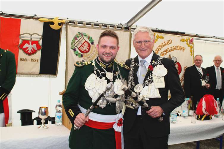 Ahrweiler hat zwei neue Schützenkönige: für die Bürgerschützen Dieter Zimmermann (rechts), für die Junggesellen-Schützen Niklas Eudenbach.  Foto: DU