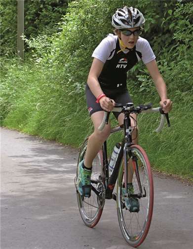 Ahrweiler/Niedererbach. Beim Duathlon in Niedererbach gingen vier Athleten des TuS Ahrweiler an den Start, und alle vier fanden sich auf dem Podest wieder. Mit einer konstant starken Leistung sicherte sich Kai Lingen den Gesamtsieg im Rennen der Jugendlichen, sein Bruder Tilo wurde Erster in der U14. Adil Bauer (U12) steuerte den dritten Sieg bei, Lounis Benamer folgte auf Platz zwei. Privat