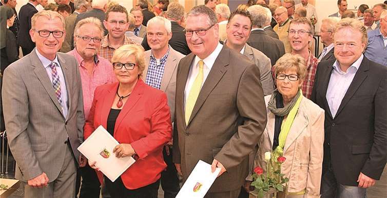 Ahrweilers neuer Ortsvorsteher Peter Diewald (Mitte) und seine Stellvertreterin Monika Busch (4.v.l.) mit den Ernennungsurkunden im Kreis der Ortsbeiratsmitglieder. BÜN