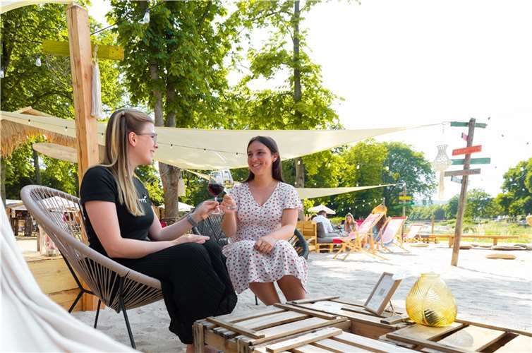Ahrweinfans können hier in gemütlicher Atmosphäre unter Bäumen und Palmen direkt am Ufer der Ahr ihre Lieblingsweine probieren.  Foto:Max Harrus
