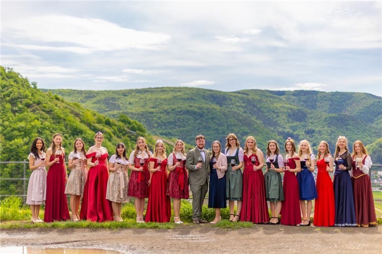 Ahrweinkönig Felix Lüdenbach und Ahrweinprinzessin Katharina Bongart (Mitte) im Kreise aller Weinhoheiten von der Ahr.