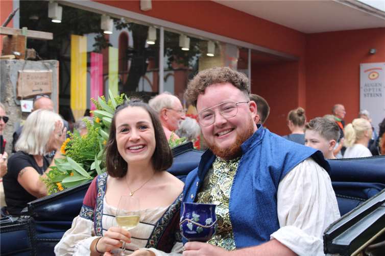 Catharina Orthen ist neue Weinkönigin Ahrweinkönig Felix Lüdenbach wurde im Rahmen des Heimersheimer Weinfest samt Hofdame Marie Heimermann feierlich verabschiedet.