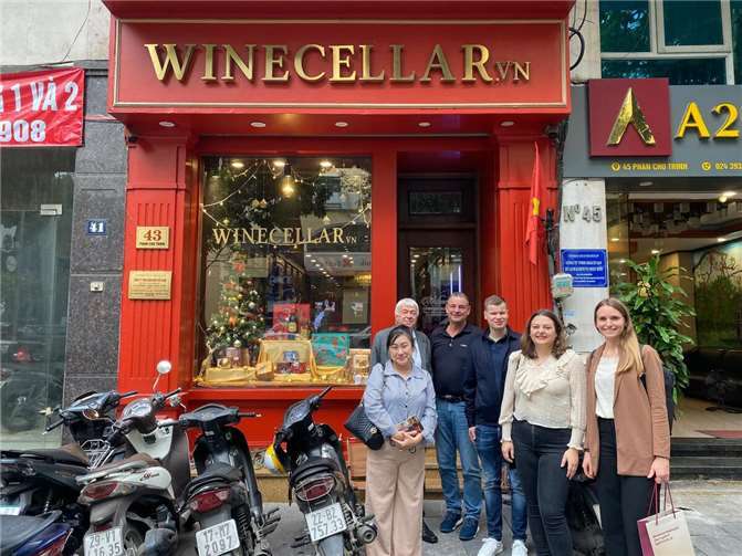 Ahrweinkönigin Annabell Stodden vor einem Wineshop in Hanoi, Vietnam.