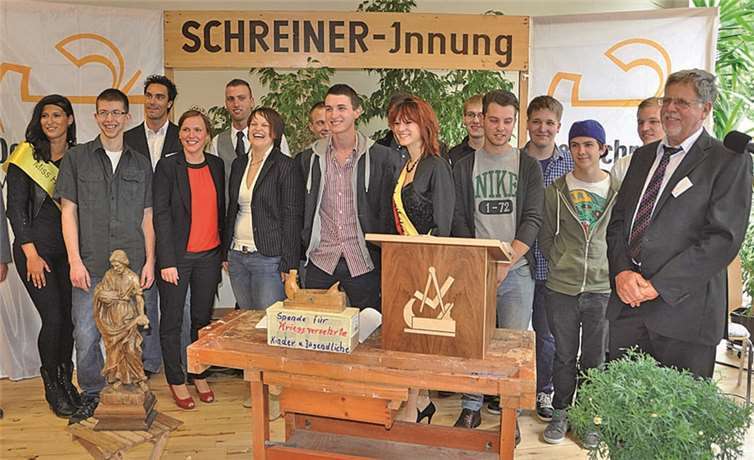 Ahrweinkönigin Jennifer Knieps reihte sich in die Reihe der Jung-Gesellen ein, denen der Obermeister den Gesellenbrief überreicht hatte.AB