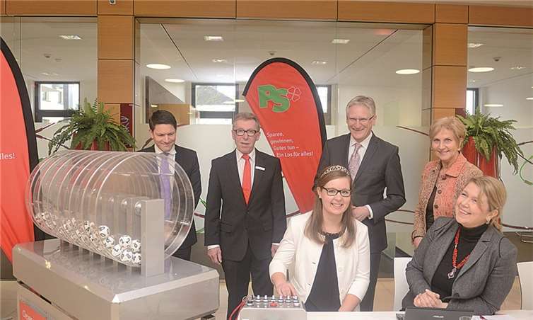 Ahrweinkönigin und Sparkassen-Mitarbeiterin Viktoria Kugel gibt sich im Beisein von Notar Peter Thome, Gerd Morgenschweis, Sparkassendirektor Dieter Zimmermann, Monika Münstermann (alle KSK Ahrweiler) und Stephanie Koehr-Ferhat (Sparkassenverband Rheinland-Pfalz) (v.l.) als Glücksfee. KSK AW