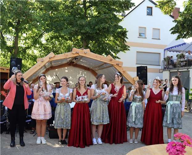 Ahrweinköniginnen beim Weinfest in Oberzissen 2023 Foto: Elena Dahr