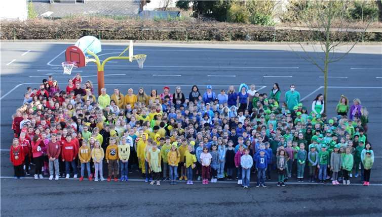 Aif dem Schulhof der Grundschule Pfarrer-Bechtel entstand ein buntes Farbenmeer.  Fotos: privat