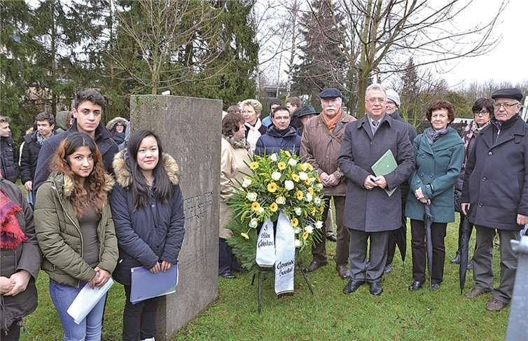 Ailin Hollagh, Jonas Kebir und Shu-Xin Hong (v. l.) trugen eigene Gedanken und ein Gedicht zur Erinnerung an die Holocaust-Opfer vor, Bürgermeister Eckhard Maack hielt die Gedenkansprache. Weigert