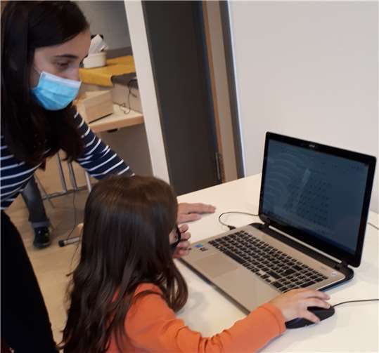 Ajete Mehmedi mit Nichte und der Anton App. Quelle: Dekanat Maifeld-Untermosel