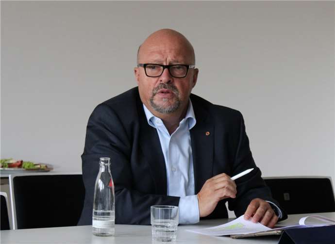 Hilfe zur Selbsthilfe Akademieleiter Thomas Mitschke berichtete vom vielfältigen Engagement der AKNZ.