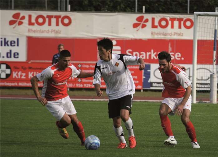Akiyoski Saito, umringt von zwei Stadtauswahlspielern, will sich in der kommenden Woche entscheiden ob er weiterhin am Oberwerth aktiv bleibt.   TH