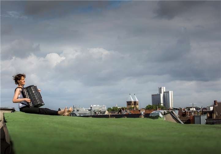 Akkordeonistin Eva Zöllner tritt in den musikalischen Dialog.Foto: Inga Geiser