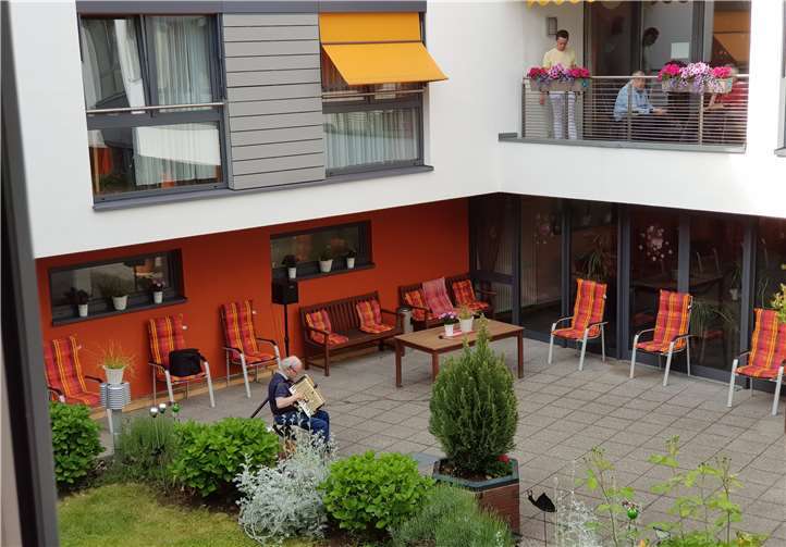 Akkordeonspieler Arno Kress musizierte für die Senioren.Foto: Altenzentrum Ev. Marktkirchengemeinde