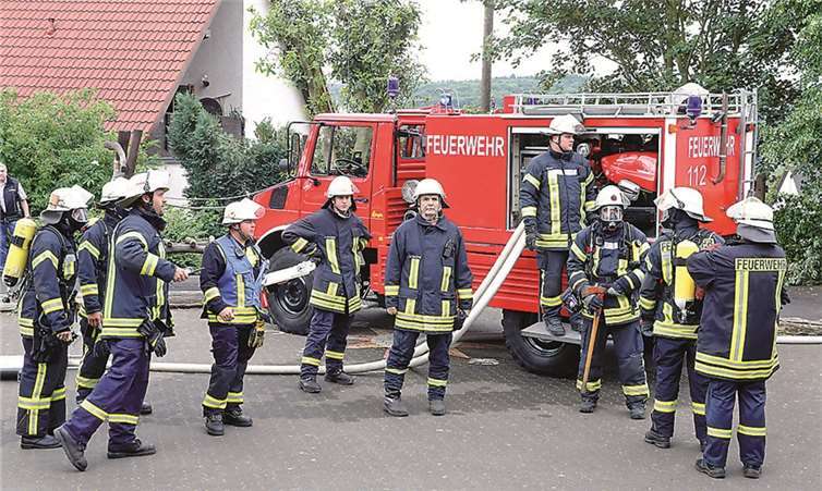 Akribisch wurde die Ausrüstung der Atemschutzgeräteträger kontrolliert. DL