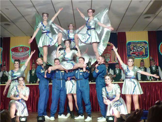 Akrobatik auf der Bühne: No Limits.