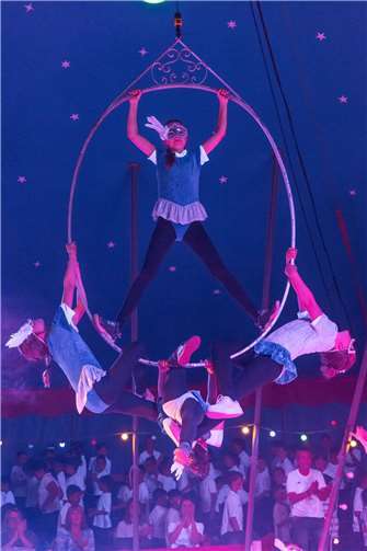 Akrobatinnen balancierten.