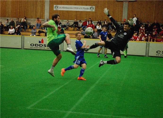 Akrobatische Einlage: Der Unparteiische wertete diesen Rettungsversuch des Andernacher Torhüters Steffen Weber an Kapitän Florian Schlich als Foul. Weber machte seinen Fehler aber wieder gut und parierte den schwach geschossenen Strafstoß von Daniel Bianco.