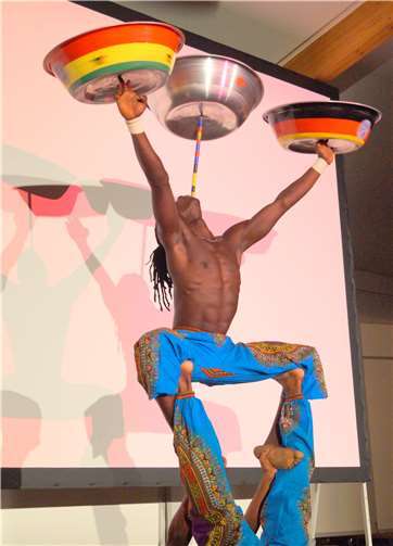 Akrobatische Höchstleistungen zeigten dieseafrikanischen Künstler dem staunenden Publikum.