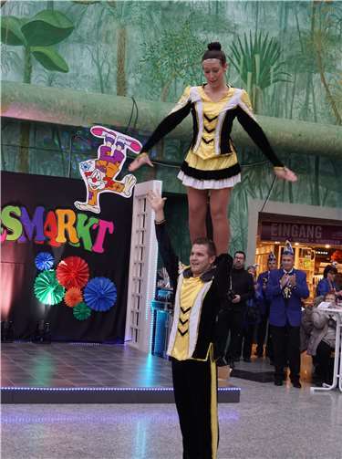 Akrobatische Meisterleistungen heizten das Publikum so richtig an.