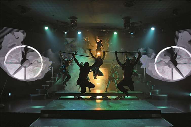 Fantissima – Die Dinnershow Akrobatische Sensationen im Spiel von Licht und Bewegung.