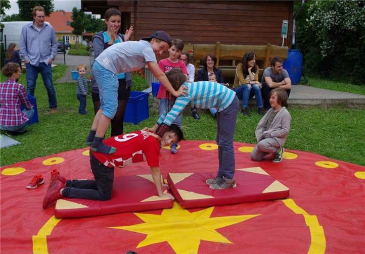 Akrobatisches Geschick konnten die Kinder beim Mitmach-Zirkus unter Beweis stellen.