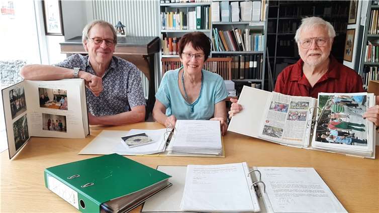 Aktenübernahme der „Aktion Hallo Nachbarn“.  Foto: Bernd Geil / Stadtverwaltung Lahnstein)