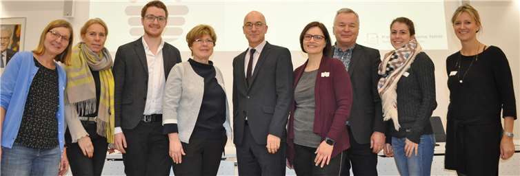 Akteure des Digitalkongresses, von links: Barbara Bienentreu, Corinna Stühm, Daniel Diekmann, Gabriele Vitt, Bürgermeister Bert Spilles, Anne Mehlem, Wolfgang Wirtz, Kira Bentzinger und Julia Gahl. Foto: Stadt Meckenheim