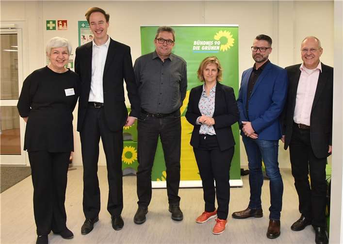 Akteur*innen beim Infoabend der GRÜNEN zur kommunalen Wärmeplanung (v.l.n.r.): Claudia Schmitz (Sprecherin GRÜNE Kreis Ahrweiler), Dominik Neswadba (Geschäftsführer Ahrtal-Werke), Rolf Schmitt (Dorfwärmenetz Marienthal), Katrin Eder (GRÜNE, Ministerin), Niki Kozisek (Kalte Nahwärme Rech), Albert Dietz (Geschäftsführer GRÜNE Kreis Ahrweiler und Moderator).  Foto: Jutta Dietz