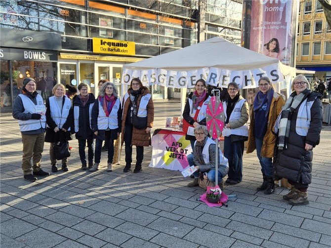 Aktion der Omas gegen Rechts.