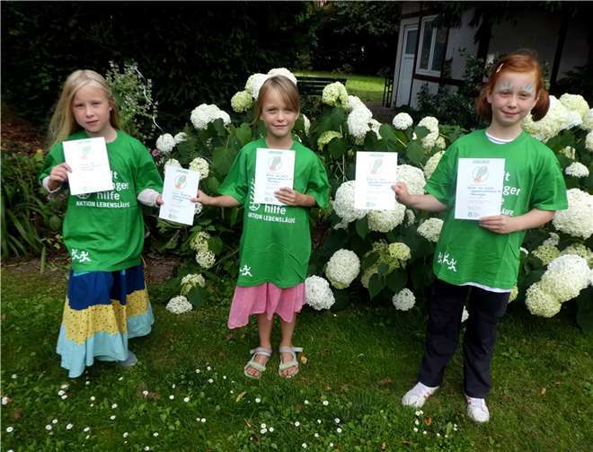 Aktion für Kinder in Burundi, von links: Nora Zell, Anna van Uelft; Isabel van Uelft.  Foto: Walburga Greiner