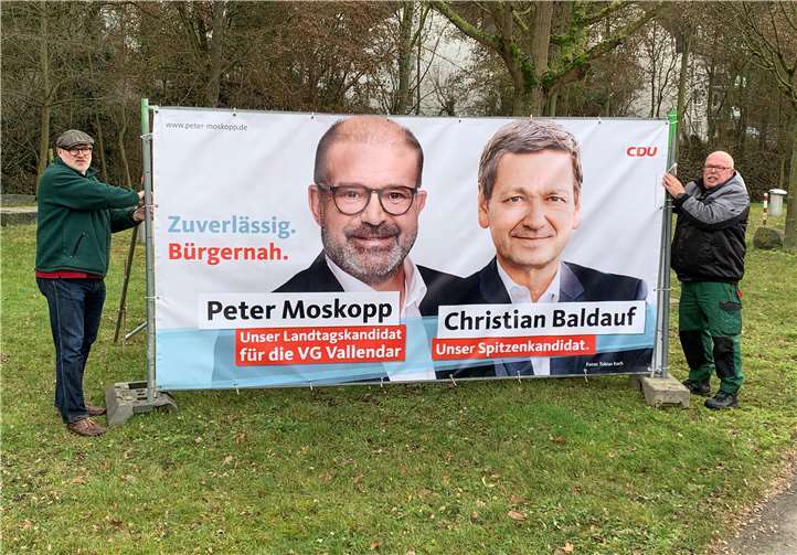 Aktiv bei der Aufstellung der Wahlkampftransparente – die Mitglieder CDU Gemeindeverbandvorstands Michael Sell (links) und Rolf Wambach (rechts). Foto: privat