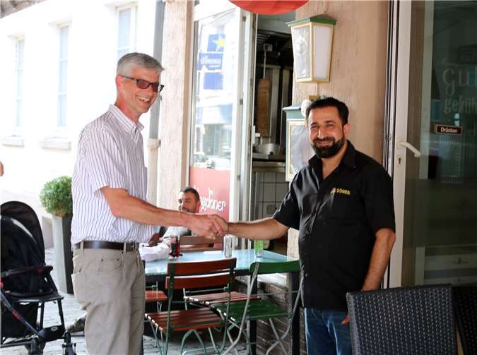 Aktiv für Sinzig Vorsitzender Reiner Friedsam und Gastronom Sedar Akbas. privat