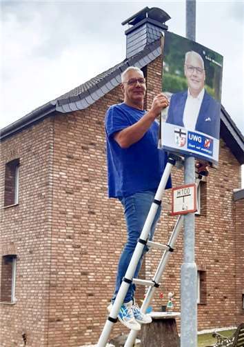 Aktiv für die UWG Rheinbach: Wahlbezirks-Kandidat Erich Mosblech, Wahlbezirk 150 (Neukirchen/Hilberath), beim Plakataufhängen. Foto: UWG Rheinbach